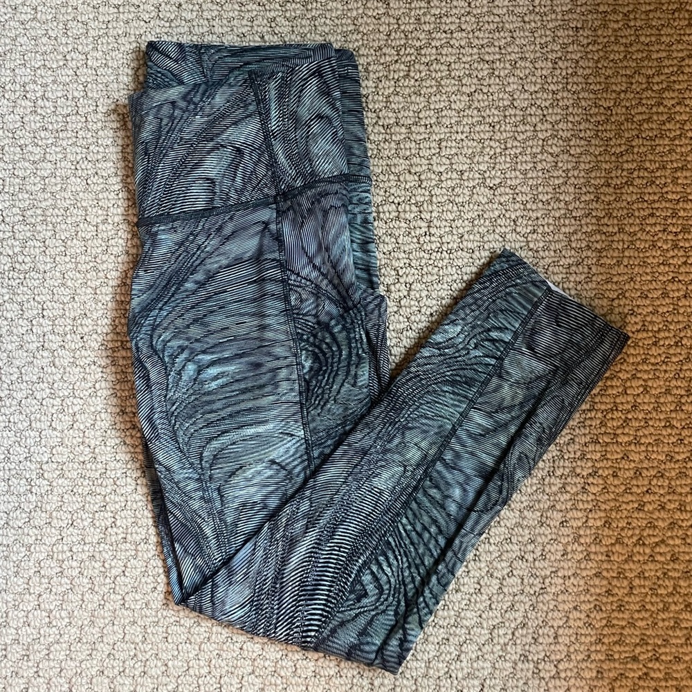 Lululemon printed capri leggings